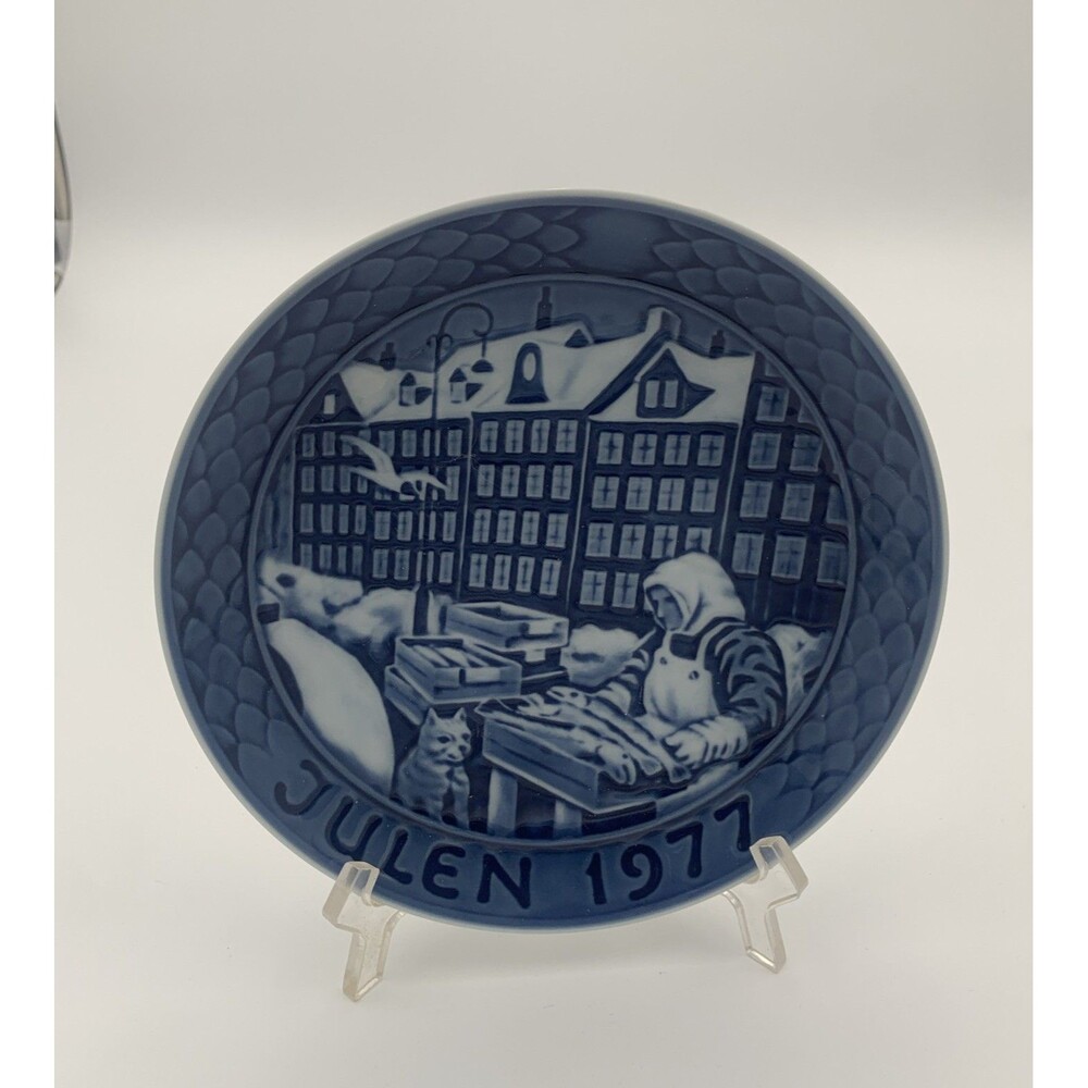 Grande Porcelain of Copenhagen 1977 Christmas Plate 7" Fish Monger & Cat
